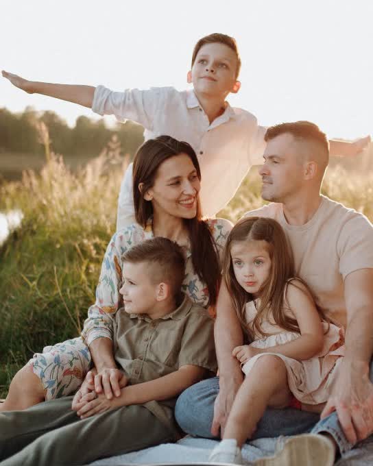 Família reunida ao ar livre durante o pôr do sol